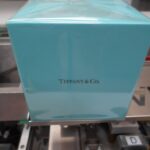 Emballage Sous Film avec pliage en X grâce au cellophanage pour produit tiffany et co